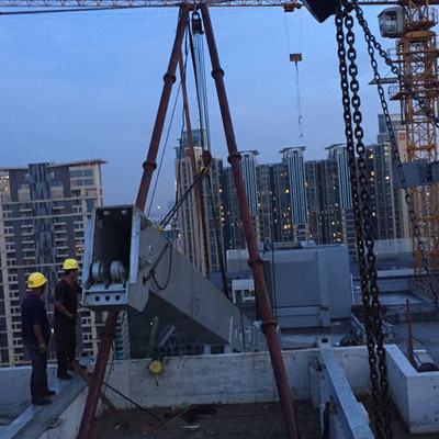 建筑安裝工程 總重28噸擦窗機的起重、高空與扒桿吊裝技術解析